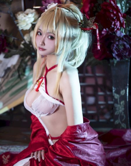 日本公交车上xxxxhd少妇_十万网红美女美酱